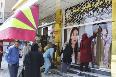 Panik! Warga Afghanistan Buru-buru Merobek Poster Wanita, Takut Ketahuan Taliban