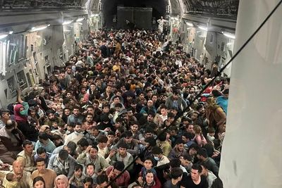 Ratusan Warga Afghanistan Kabur dari Kabul Menggunakan Pesawat AS