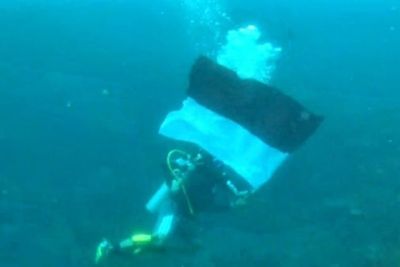 Rayakan HUT RI ke-76, Penyelam Lantamal VI Kibarkan Bendera Merah Putih di Dasar Laut