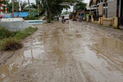 Memprihatinkan! Kondisi Jalan di Desa Padang Tualang Langkat Penuh Lumpur dan Licin