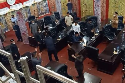 Duh! Sidang DPRD Kabupaten Solok Ricuh, Sesama Legislator Nyaris Baku Hantam