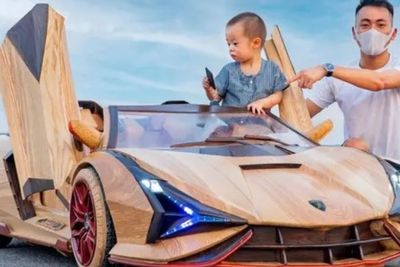 Pria Ini Hadiahkan Mobil Lamborghini Untuk Anak, Bikin Sendiri & Terbuat dari Kayu