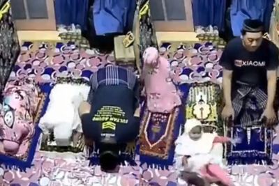 Viral Tingkah Kocak Bocah Jungkir Balik saat Salat Jemaah di Rumah: Bapaknya Nahan Ketawa