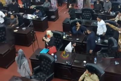Mencekam! Baku Hantam di Rapat Paripurna DPRD Solok, Asbak Rokok Melayang ke Bupati