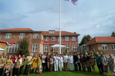WNI di Denmark Antusias Rayakan HUT RI Ke-76 di Bawah Guyuran Hujan Deras