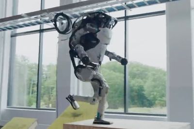Ketika Robot Atlas Besutan Boston Dynamics Lakukan Aksi Parkour Seperti Manusia!
