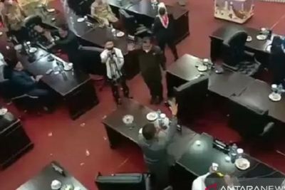 Fakta Baku Hantam Sidang DPRD Solok, Anggota Dewan Saling Pukul Meja, Banting Asbak Rokok