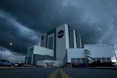 Masih Tak Terima, Blue Origin Kini Gugat NASA Karena Pilih SpaceX Buat Pergi ke Bulan