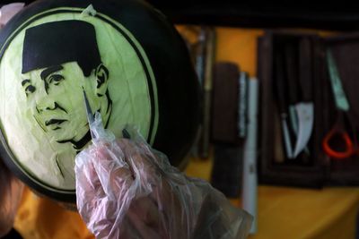 FOTO: Seni Carving Bertema HUT Kemerdekaan RI
