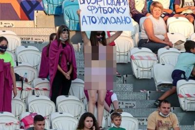 Aksi Caper Wanita Fans Klub Rusia, Buka Baju di Tribun untuk Minta Jersey Pemain