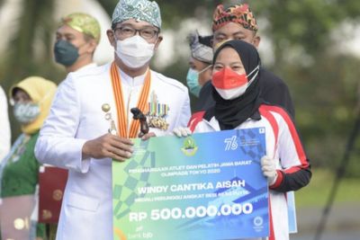 Kang Emil Serahkan Kadeudeuh ke Atlet Jabar Peraih Medali Olimpiade Tokyo