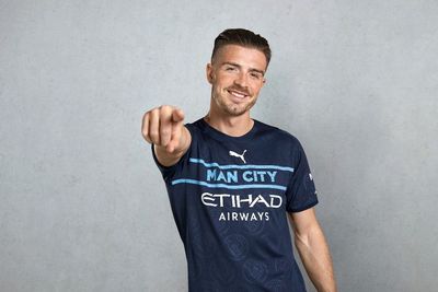 Penampakan Jersey Ketiga Manchester City yang Viral dan Diledek Mirip Piyama