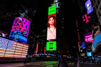 Jadi Artist of the Month, Wajah Rossa Terpampang di Times Square New York