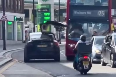 Melaju dengan Pintu Terbuka, Tesla Model X Ini Tabrak Bus Tingkat di London!