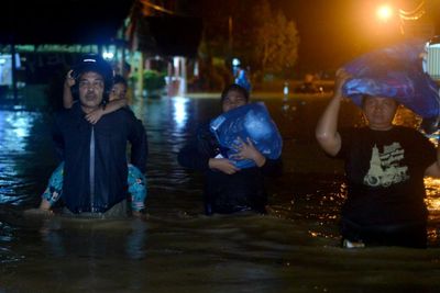 FOTO: Evakuasi Mandiri Akibat Banjir di Padang