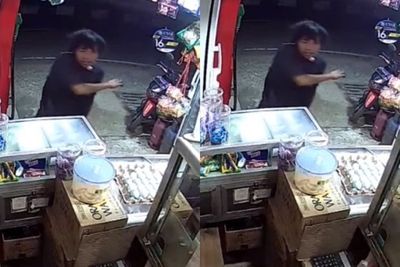 Duit Kurang Saat Belanja, Pria Ini Bikin Rusuh Lempar Penjaga Warung Pakai Telur Asin