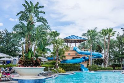 Mendapat Ulasan Buruk, Waterpark Ini Mempunyai Ruang Loker Kotor & Air Berwarna Hijau!