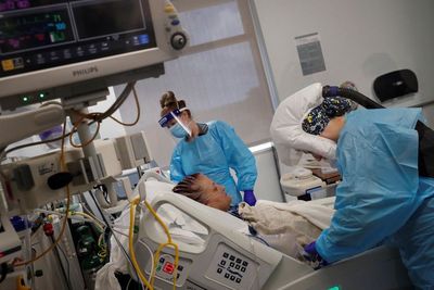 Gadis 14 Tahun Meninggal karena Covid-19 Setelah Orang Tuanya Melarang Dokter Mengintubasi