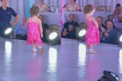 Aksi Gemulai Gadis Kecil Ini Curi Perhatian saat Jadi Model Fashion Show, Bikin Gemas!