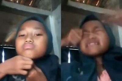 Unik! Bocah Ini Bagikan Tips Pakai Hijab Pakai Karet Gelang, Endingnya Njepret Sendiri!