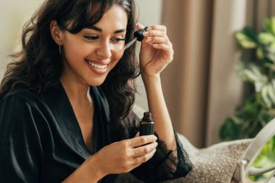 Ini Cara Tepat Mengaplikasikan Serum Agar Wajah Glowing Maksimal!