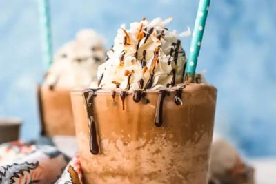 Lagi Haus dan Pengin Buat Sesuat? Buat Minuman Mocha Coconut Frappuccino Aja