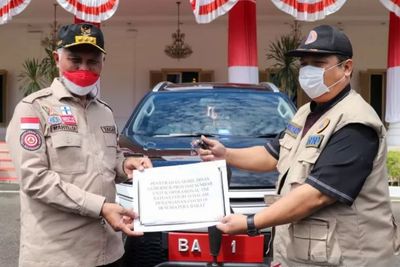 Usai Dikritik, Gubernur Sumbar Serahkan Mobil Dinas Baru Rp2 Miliar ke Satgas Covid-19