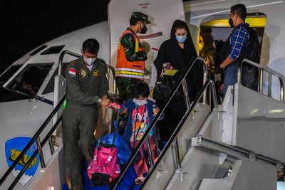 Menlu Retno Langsung Sambut WNI yang Baru Dievakuasi dari Afghanistan di Jakarta