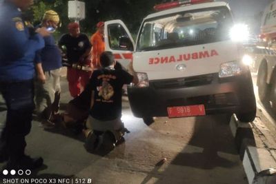 Merinding! Ambulans Isi Jenazah Tersangkut Trotoar di Pulogadung, Ini Sebabnya