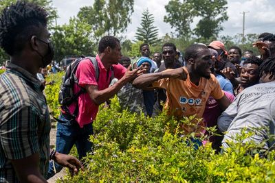 FOTO: Warga Haiti Bertinju Berebut Amplop Berisi Uang Sumbangan
