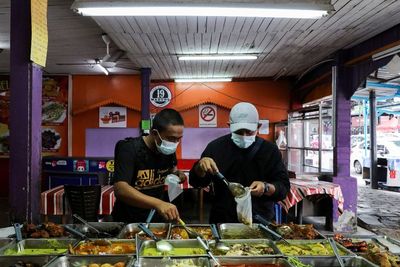 Kasus Harian Positif COVID-19 Malaysia Salip RI