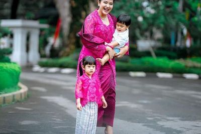 Kahiyang Ayu Tampil Menawan Pakai Kebaya Sambil Gendong 2 Anak, MasyaAllah Cantiknya