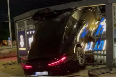 Mercedes-AMG GT Alami Kecelakaan di Bulgaria, Tabrak Halte Bus Hingga Terangkat!