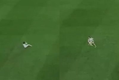 Anak Kecil Ini Nekat Masuk Lapangan Saat Pertandingan Berjalan, Langsung Dijitak Ibunya