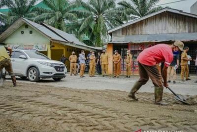 Dinas PU Bergerak Perbaiki Jalan Kota Medan yang Rusak