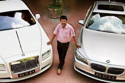 Tukang Potong Rambut di India Ini Kini Miliki Mobil Mewah Rolls-Royce Sampai BMW!