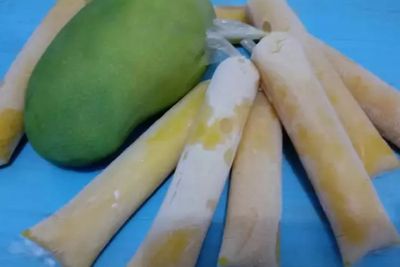 Sedang Bingung Mau Buat Apa? Buat Es Lilin Yakult Mangga Aja Yuk!