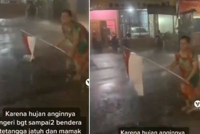 Aksi Ibu-ibu Rela Hujan-hujanan Demi Selamatkan Bendera Merah Putih yang Terjatuh