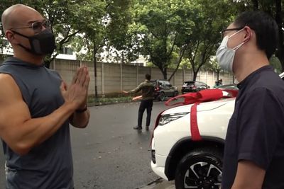 Video Haru Deddy Corbuzier Berikan Uang Sekoper dan Mobil Mewah ke Dokter Gunawan