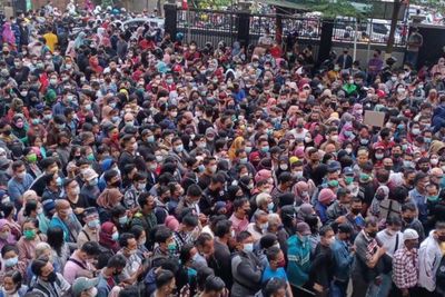 Peserta Membludak, Vaksinasi di Kota Palembang Terpaksa Dibubarkan