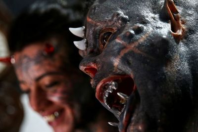 FOTO: Seniman Tato Brasil Mengubah Tubuhnya Menjadi Iblis