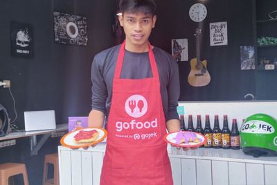 Inspiratif! Mantan Pegawai Buka 5 Cabang Kue Pancong, Berdayakan Anak Yatim