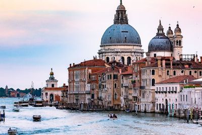 Venesia Turunkan Petugas Bersenjata untuk Mencegah Kerumunan Turis