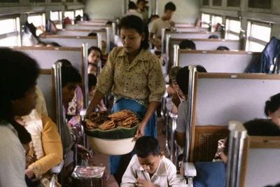 Potret Lawas Stasiun Kereta Api Tahun 1985, Masih Banyak Pedagang Asongan di Dalam Gerbong