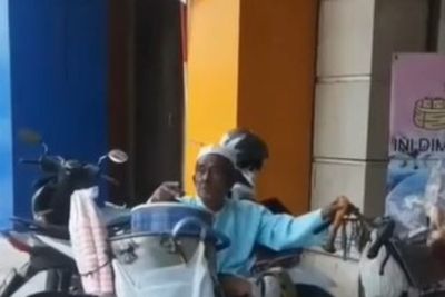 Terharu! Meski Dagangan Sepi, Kakek Ini Tak Ragu Gratiskan Es Krim ke Pembeli