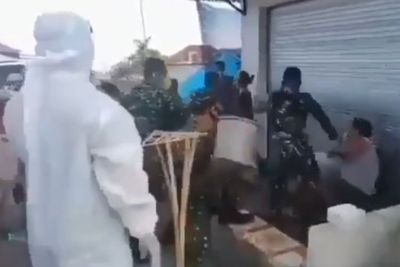 Viral, Anggota TNI Baku Hantam dengan Warga di Buleleng, Dipicu Kepala Dandim Dipukul OTK