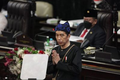 Sandiaga Uno Sebut Pakaian Suku Baduy Laris Terjual Usai Dipakai Presiden Jokowi