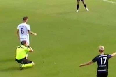 Sadar Bikin Keputusan Keliru, Wasit di Liga Denmark Ini Berlutut dan Minta Maaf ke Pemain