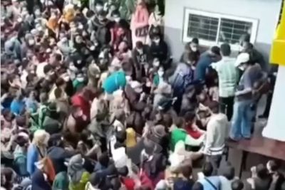 Peserta Vaksinasi COVID-19 di Palembang Membludak, Saling Dorong Hingga Naik ke Atas Meja