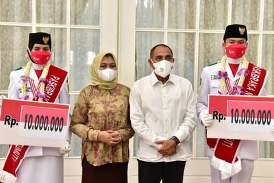 Gubsu Edy Beri Hadiah Kepada Dua Anggota Paskibraka Nasional Asal Sumut